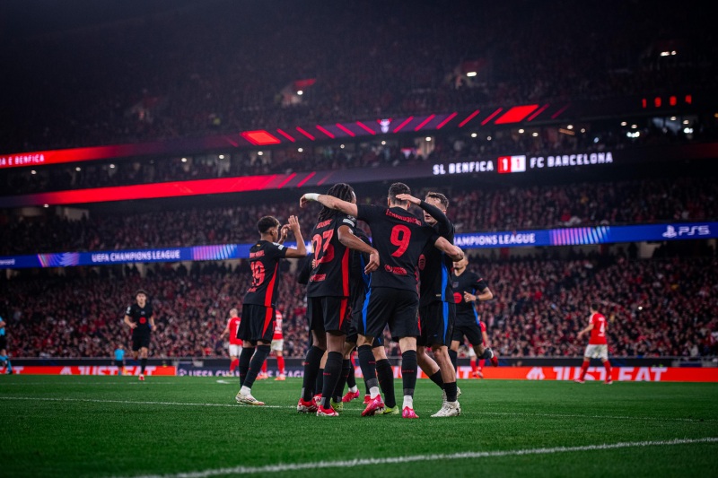 Loạt khó khăn của Barcelona sau cú ăn ba 