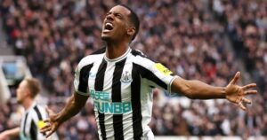 Thierry Henry khuyên Newcastle nên "giải thoát" Alexander Isak
