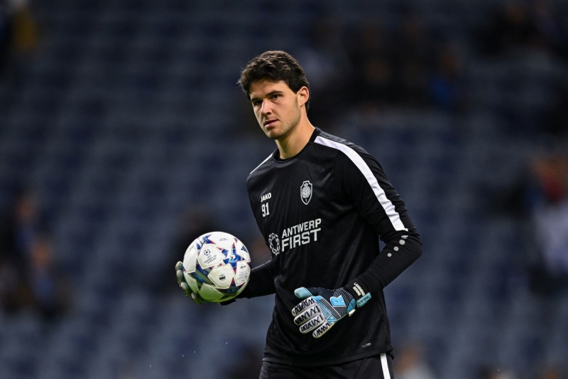 Senne Lammens sắp khoác áo MU