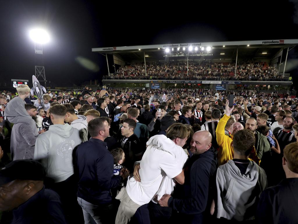 Grimsby mở tiệc xuyên đêm sau khi hạ MU