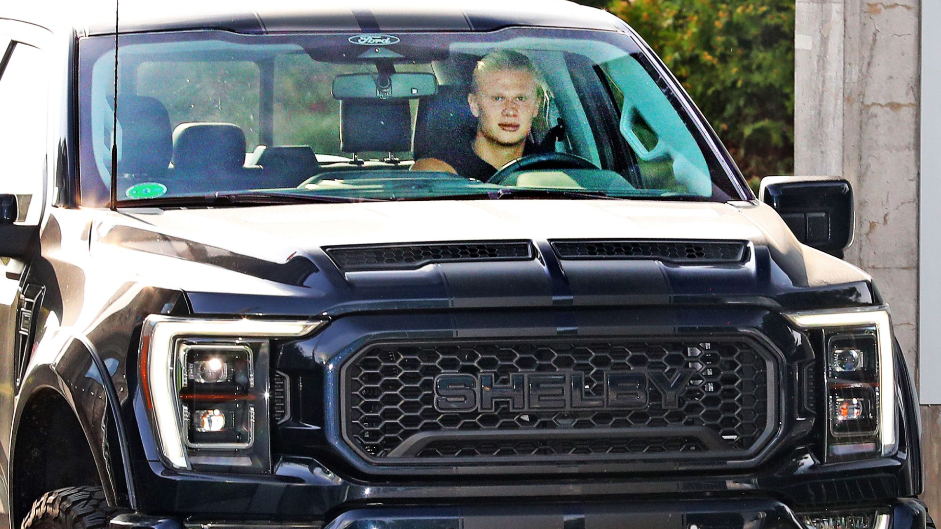 Haaland khoe “quái vật” mới trị giá 200.000 bảng