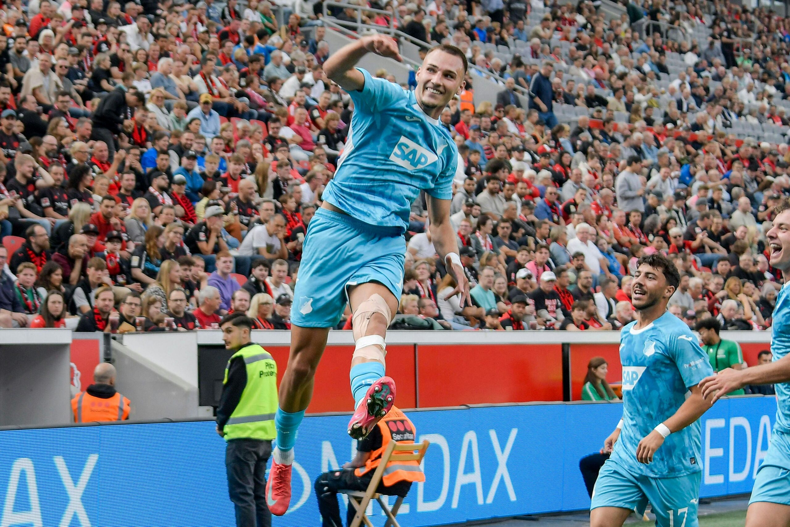 Leverkusen nhận thất bại ngày ra quân Bundesliga