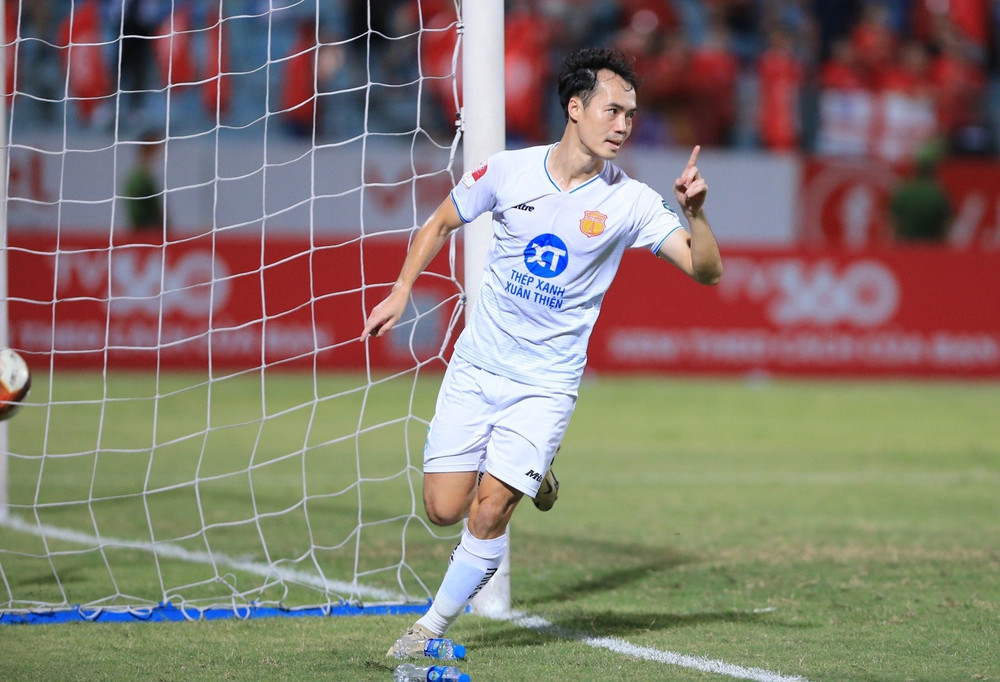 Văn Toàn nghỉ hết lượt đi V.League 2025/26