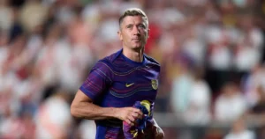 Lewandowski từ chối đề nghị khủng để ở lại Barcelona