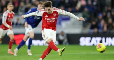 Arsenal trở lại ngôi đầu bảng NHA, Bukayo Saka thể hiện quyết tâm vô địch